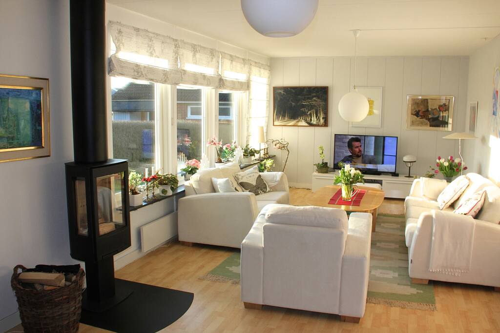 Vardagsrum med många sittplatser.