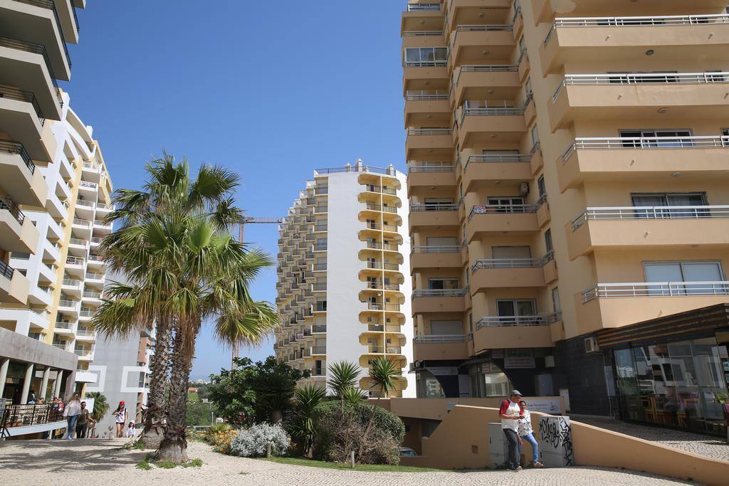 Vista do Edificio Acropole da Avenida Tomaz Cabreira (Avenida principal da Praia da Rocha)