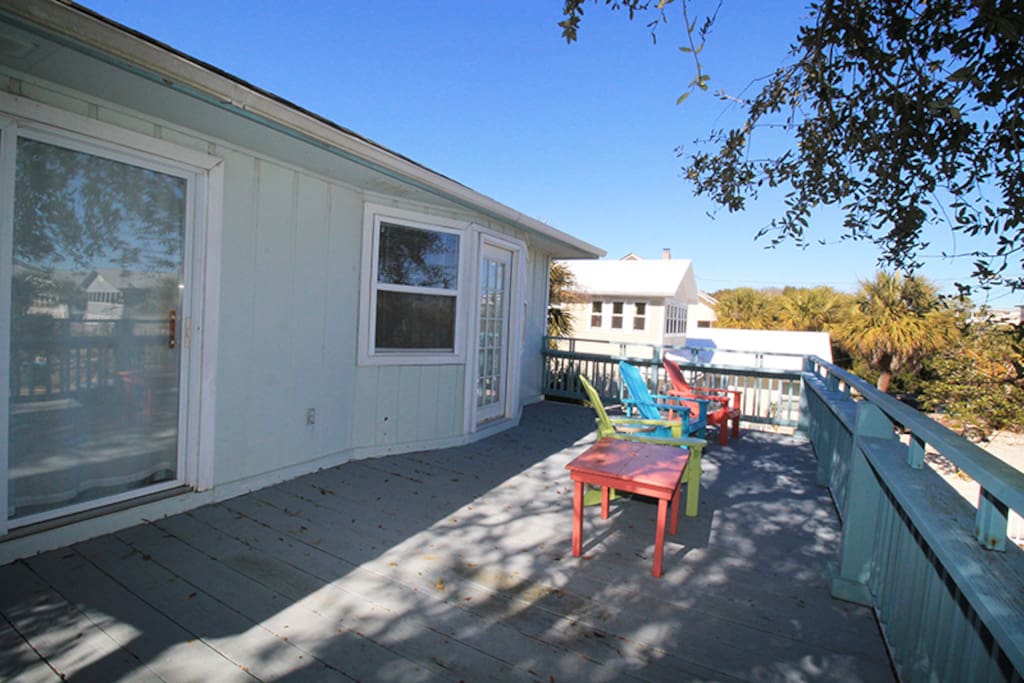Enjoy your Morining Coffee and Tybee`s Ocean Breezes from the Upstairs Balcony or Downstairs Screened Porch