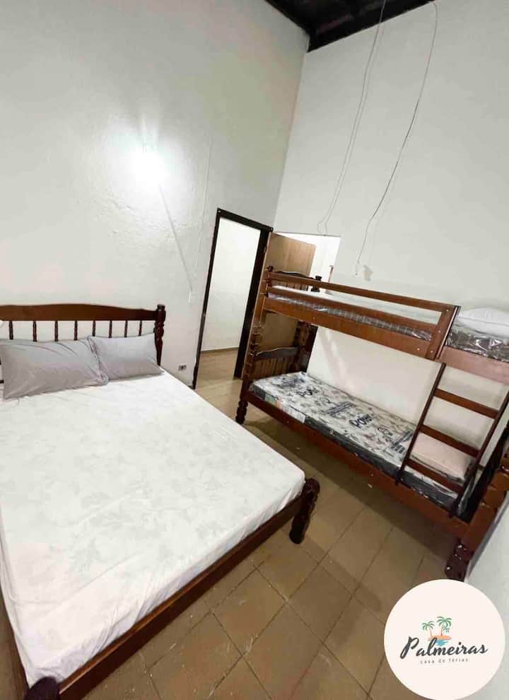 Dormitorio Bromeliad - 1 cama doble, 1 litera y 1 baño.