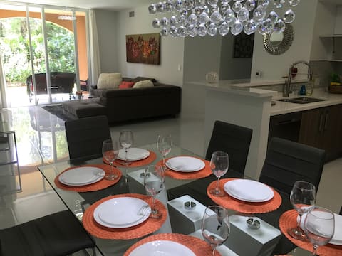 Luxury Apt III , 3Bd, Yacht Club