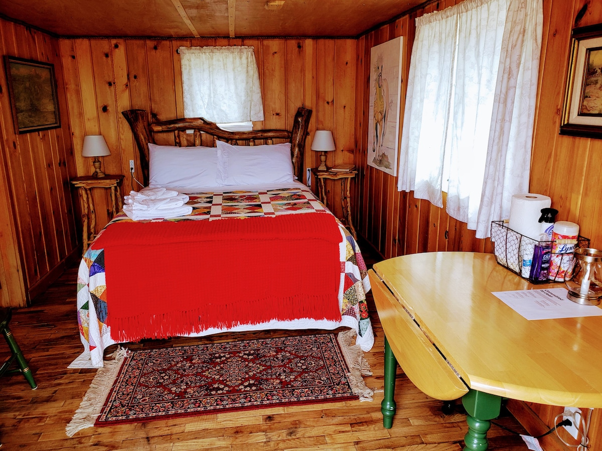 Top Airbnb: Red's Cozy rustic cabin 5 min. from Cody in Cody / Yellowstone