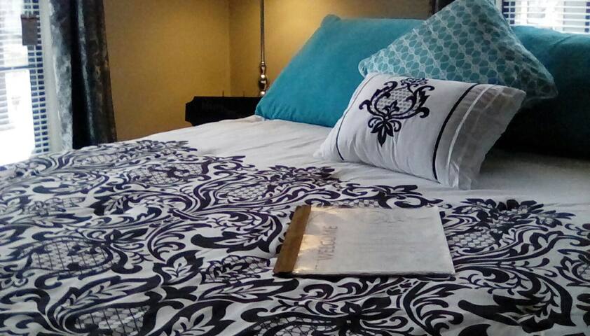 Comfortable, Clean and Close to Everything!