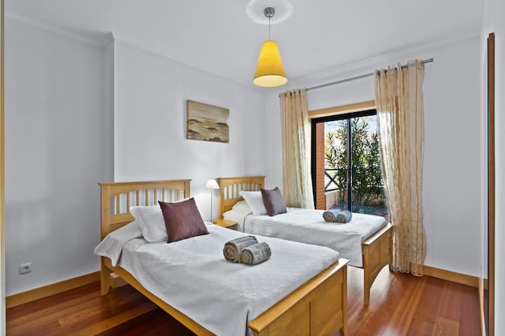 Spálňa s oddelenými posteľami vedúca na terasu