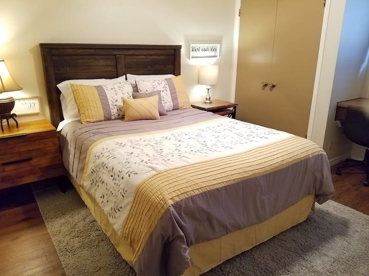 Всяка спалня разполага с бюро и стол.