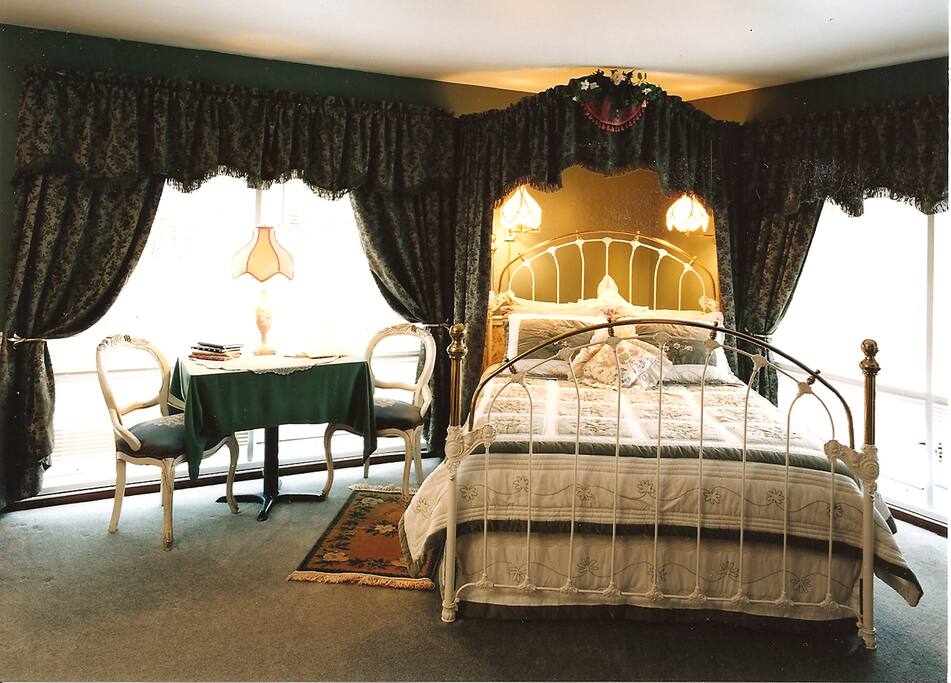 The Gardenia Room is located on the southeast corner of the building, a sunny location with many large windows.