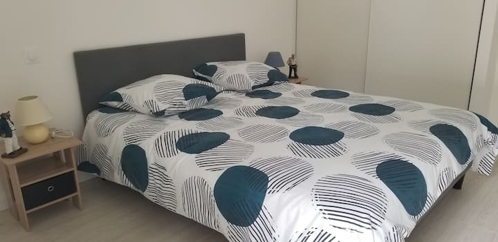 Dormitorio principal de 12 m2
Cama de 160  Nuevo
Armario y estantes de almacenamiento con puertas correderas
Puerta acristalada que da acceso a la terraza  de 17 m2
