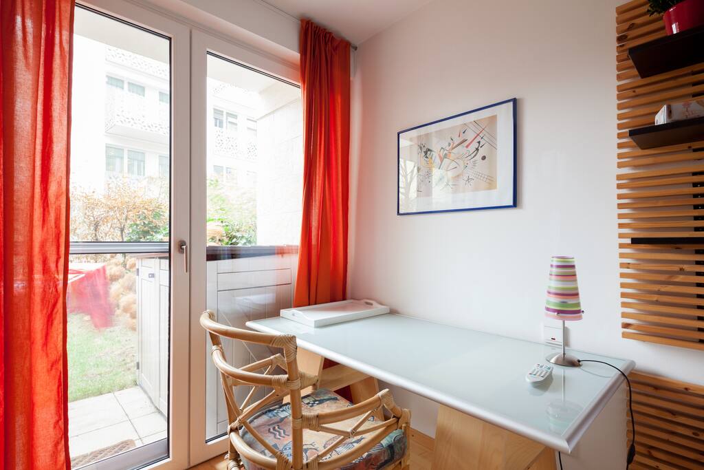 Schreibtisch und Zugang zur Terrasse