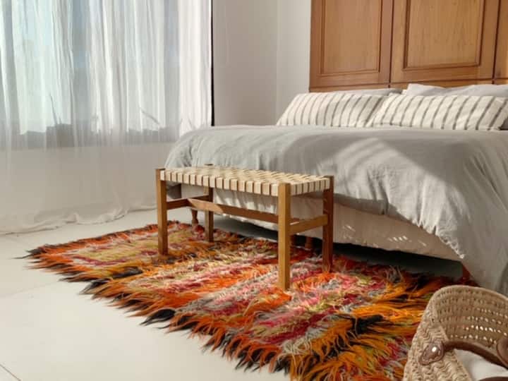 חדר שינה ראשי: מיטה כפולה/ AA / טלוויזיה 