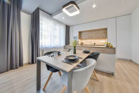 Chalupku Luxury apartment in center w/parking, AC
