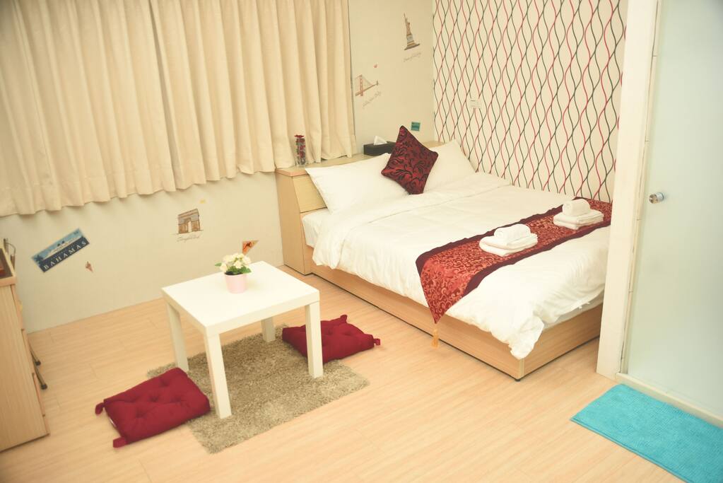 Room-02-小桌子和坐起來舒服的椅墊,在木地板上看電視~