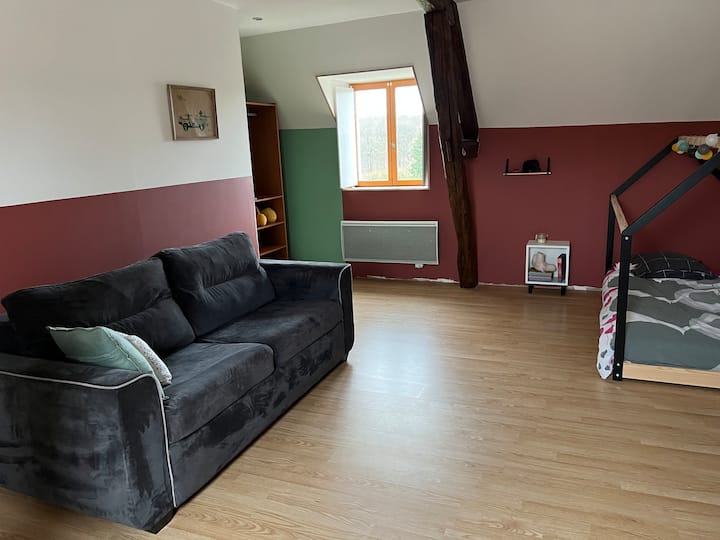 Habitación 2. 
Se trata de un sofá cama con un colchón de 140x190 una vez desplegado. 
Una cuna un lugar al lado. 