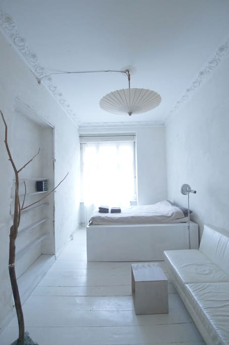 guest room / bed