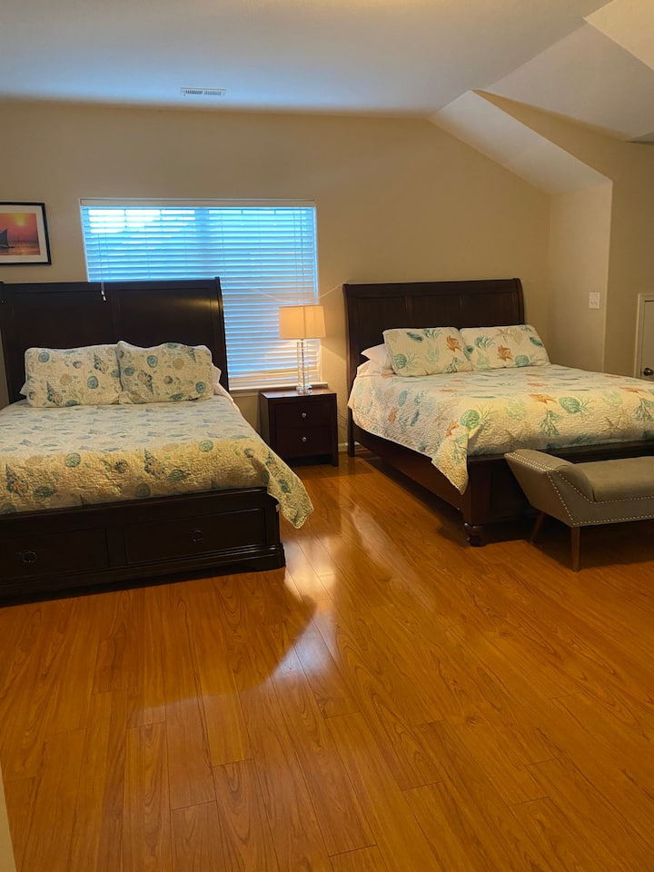 เตียงควีนไซส์ 2 หลังในห้องนอนใหญ่ที่ 2 บนชั้น 3