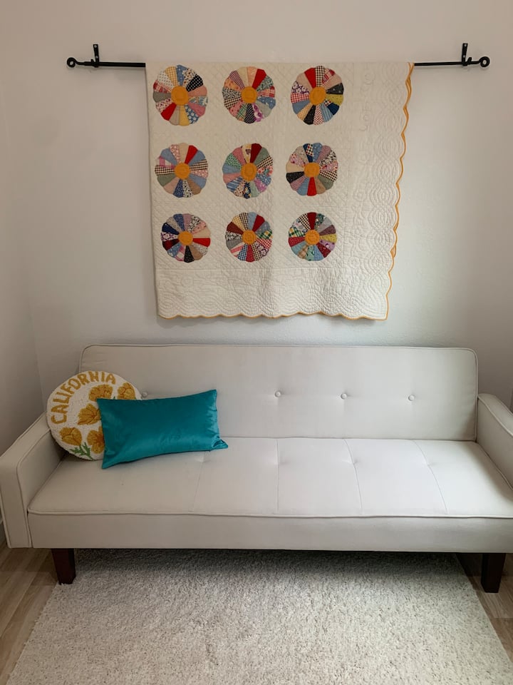 Kochi la kulala lenye quilt ya zamani.