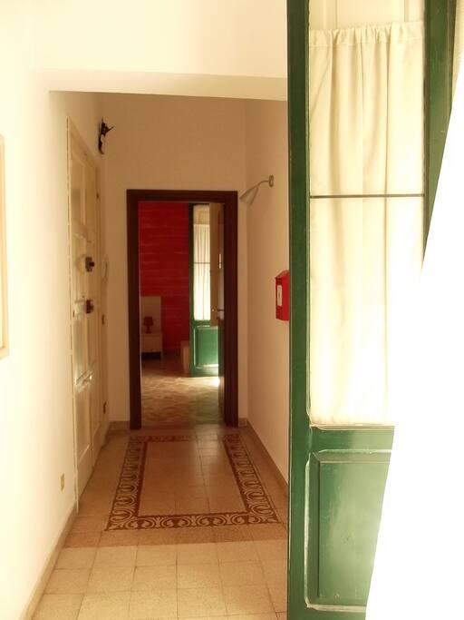 corridoio in comune santi e cavalieri con balcone e vista camera san giuliano
