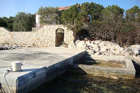 Top performing Airbnb: SEA FRONT HOUSE WITH BOAT in Mali Iž
