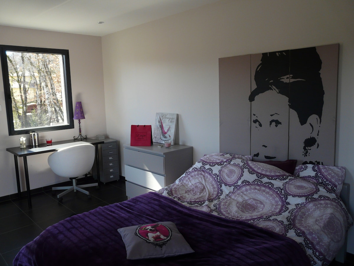 เตียงใหม่ 160 เตียงและเตียงเสริม 1 ที่จากทีวีติดผนังห้องนอนที่สองที่มองเห็นระเบียงส่วนตัว 