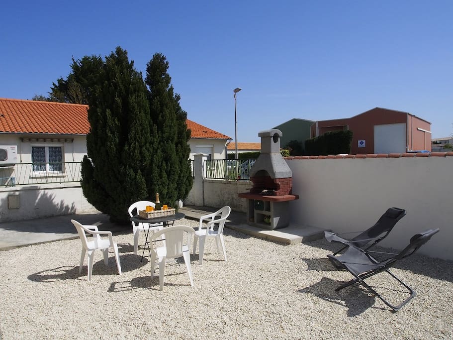 le jardin et son barbecue