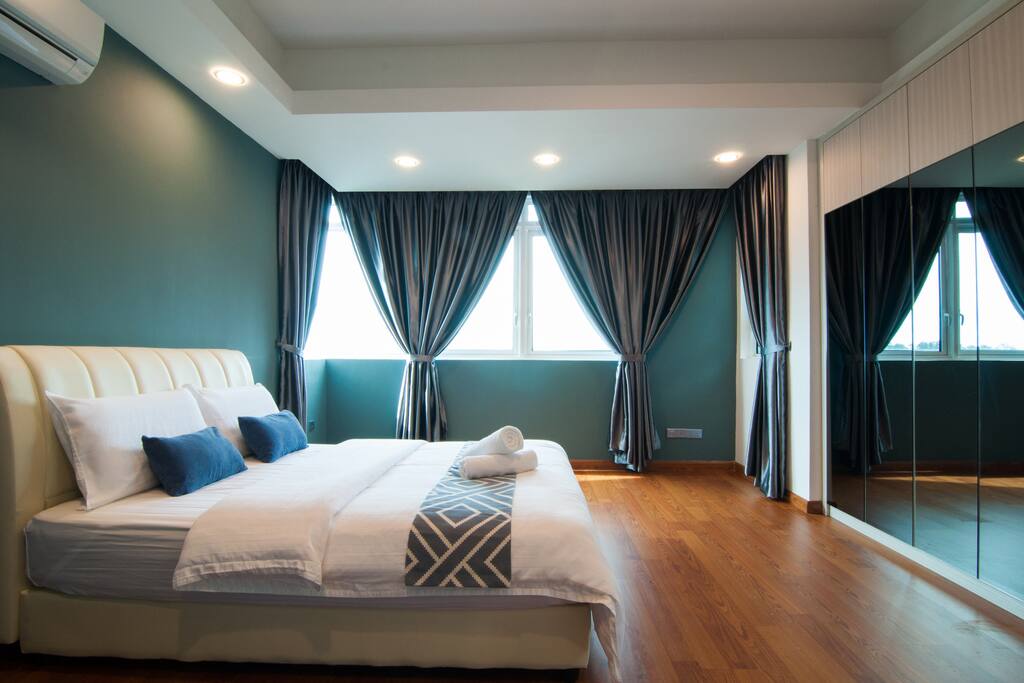 MASTER BED ROOM - QUEEN SIZE BED WITH TOILET ATTACHED!!