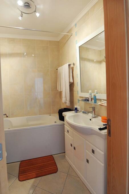 SDB avec baignoire jacuzzi