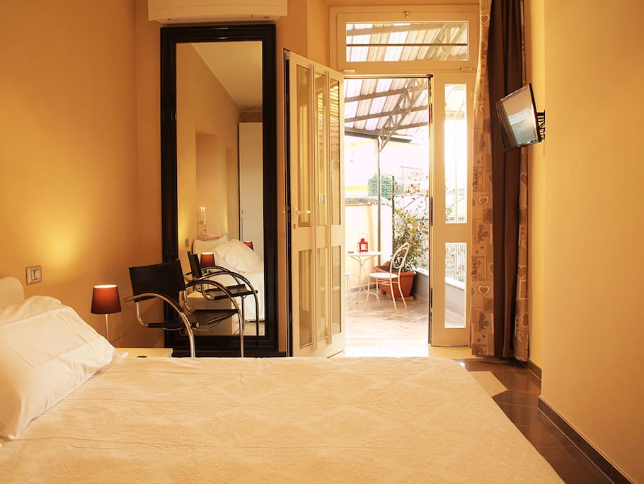 Camera da letto con porta sul cortile