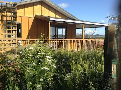 Top performing Airbnb: Peaceful Cottage, Harbour views. in Te Hiku