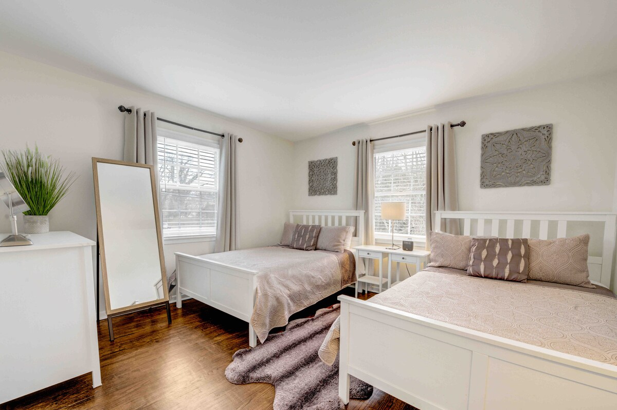 חדר שינה שני עם שתי מיטות בגודל מלא