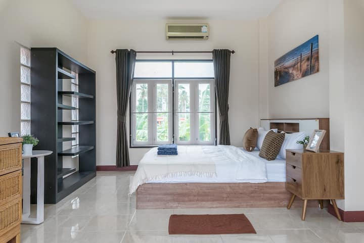 ②②② 2 nd Floor ②②②
【 Bedroom 3】 
The large Double bedroom with a king-size bed for 2 persons and a large wardrobe and work table.