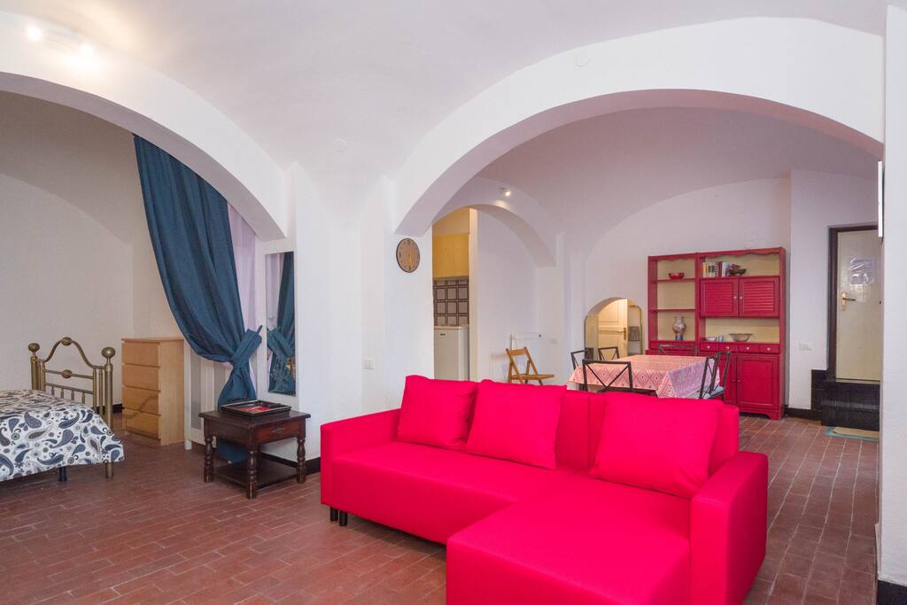 The space of this flat is very well organised as it has a dining space in front of a fully equipped kitchen, a spacious and comfortable living space and a cozy bedroom. The bathroom is located just on the right side of the entrance