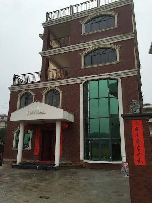 别墅正门和院子