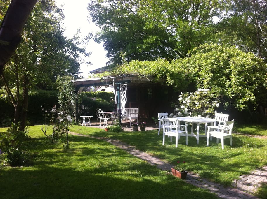 Lauschiger Sitzplatz im Garten hinter dem Haus