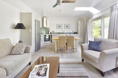 Top performing Airbnb: "The SummerHouse" Your Home from Home in Berkshire