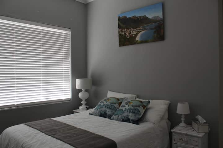 ห้องนอนชั้นล่าง