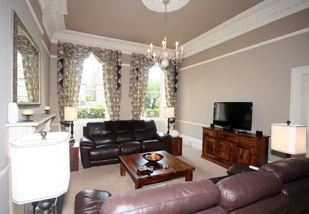 Lounge - Flat screen tv,open fire, bay windows
