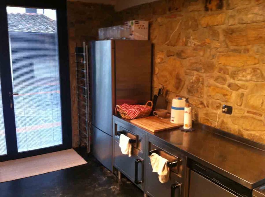 cucina stile industriale con frigo e congelatore