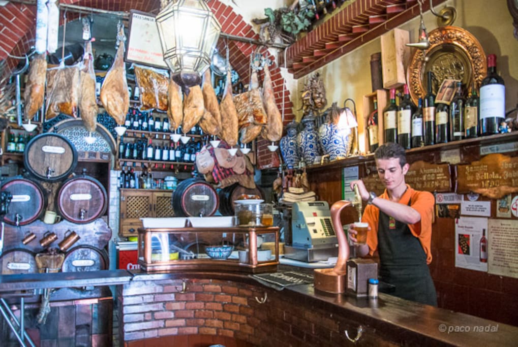 Típico bar -restaurante ,a 100 metros.