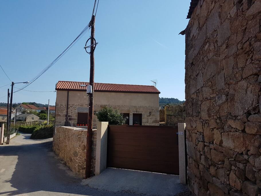 Casa de piedra acogedora recién restaurada en su totalidad en zona muy tranquila a cinco minutos de la playa y el centro de Villagacía, a 50 kms de Santiago y Vigo. Ideal para familias con niños que quieran conocer la Ria de Arosa en desplazamientos cortos, pudiendo realizar rutas turísticas en barco por la ría, senderismo por el mirador de Lobeira o conocer los mercados y gastronomía locales.