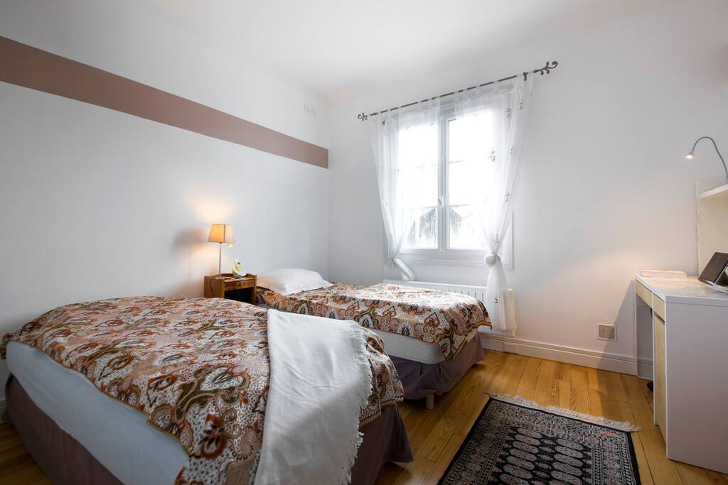 Spacieuse chambre à deux lits