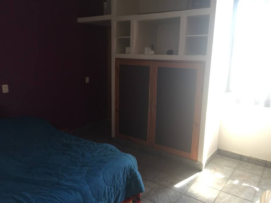 Recamara cama matrimonial, closet con vista a ciudad.