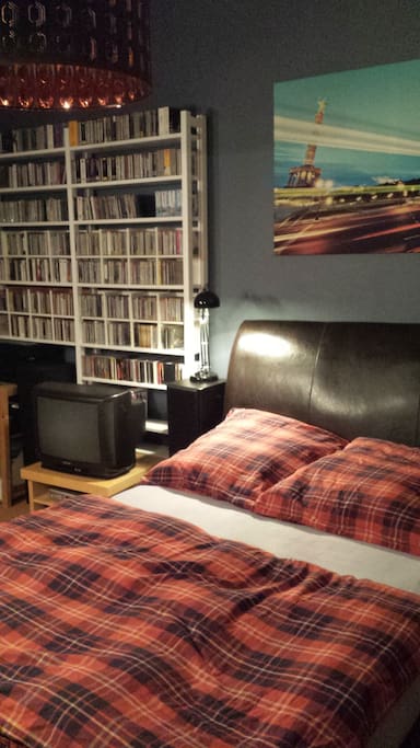Das Wohn- und Schlafzimmer ist in einem schönen, ruhigen und intensiven Graublau gestrichen