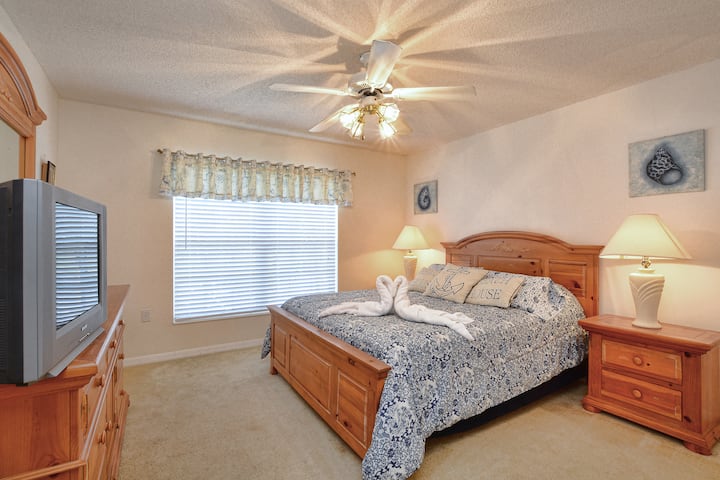 Dormitorio tamaño queen en el segundo piso con vistas al lago