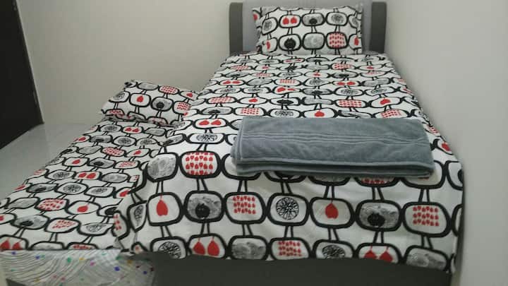 Kitanda kimoja na cha mtu mmoja