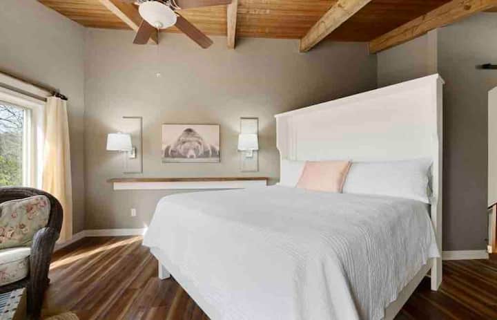 TreeHouse
King Bedroom boasting outstanding views, 2 private sitting/dressing areas, personal climate controls, and on-suite luxury bath