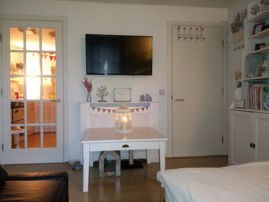 Living room area with direct access to kitchen
