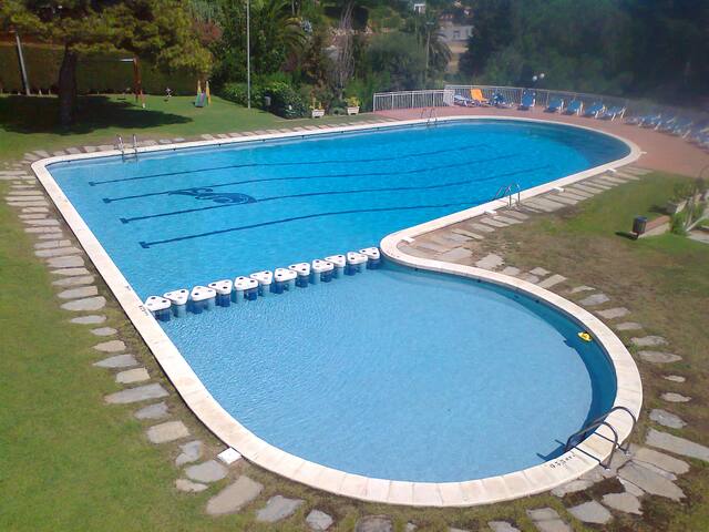 Villa 400 meters from beach 1500 m2 private garden gallery image 2