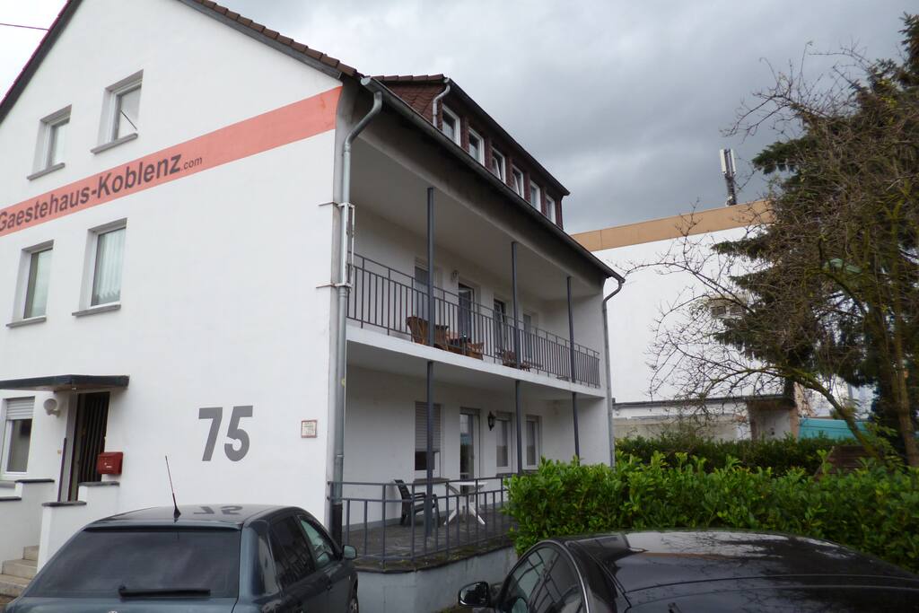 Hausansicht mit Eingangsbereich und eigenem Parkplatz