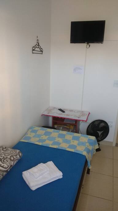 Quarto 2 com 2 camas de solteiro e banheiro privativo.