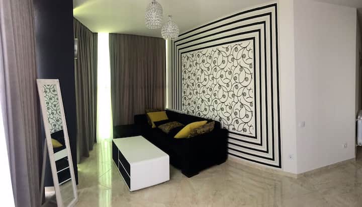 Habitación con TV y sofá cama Increíbles vistas panorámicas al mar y a la ciudad de Batumi