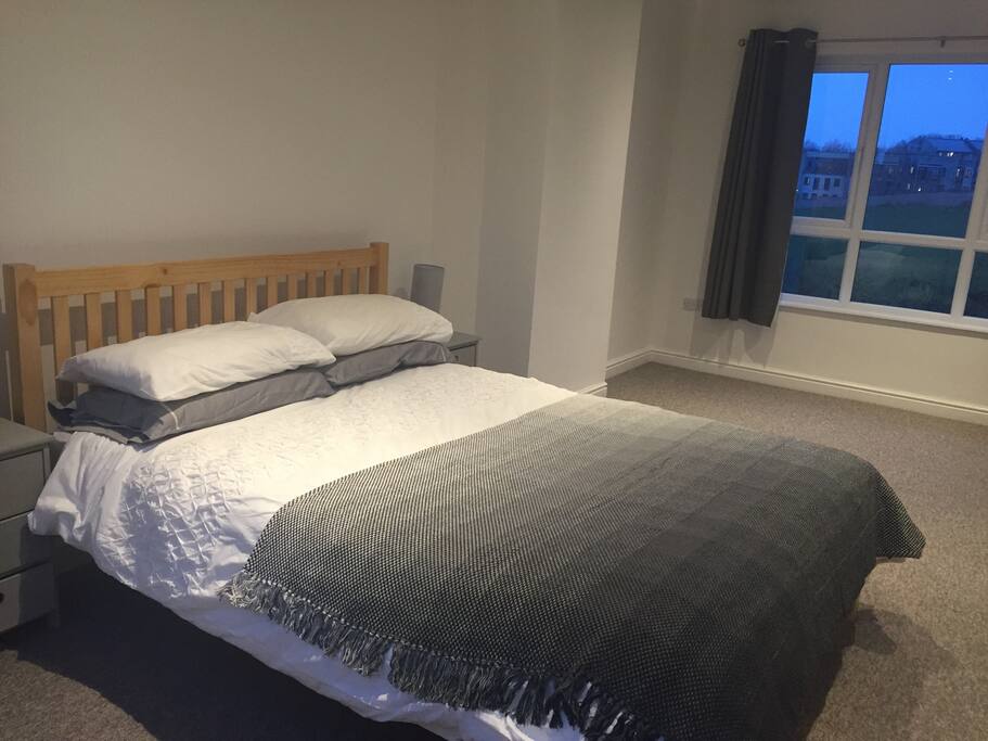 Lovely kingsize bed in converted loft room with amazingly comfortable mattress, views over Horfield common and Ensuite shower and toilet room